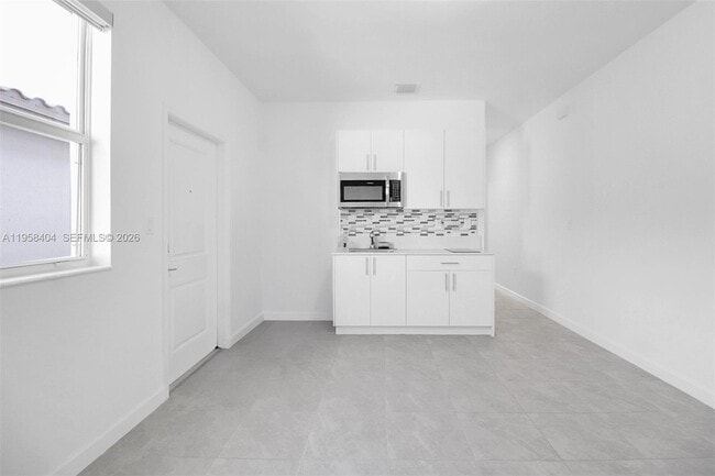 Building Photo - 879 SE 26th Ter