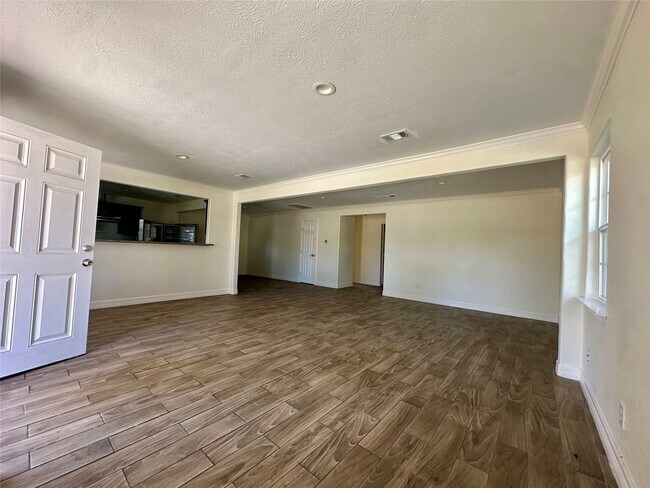 Building Photo - 3331 Longhorn Dr