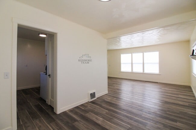 Building Photo - 3 Bedroom, 2 Bath Duplex in Central Richland