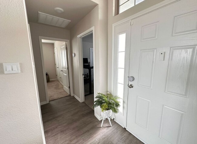 Building Photo - Gorgeous 3-bedroom 2-bathroom SMART Home!!...