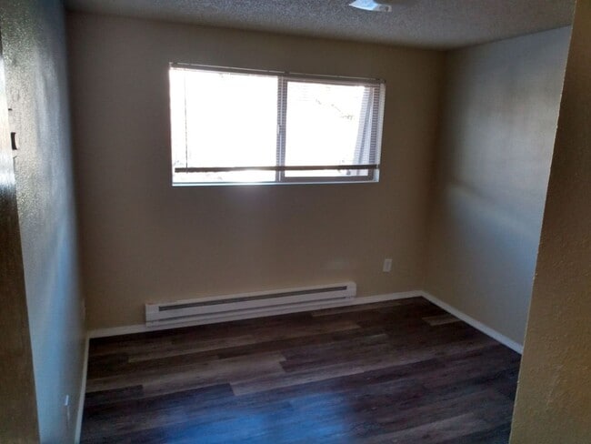 Building Photo - 1 bedroom 1 bathroom upstairs apartment - Granvue Apartments