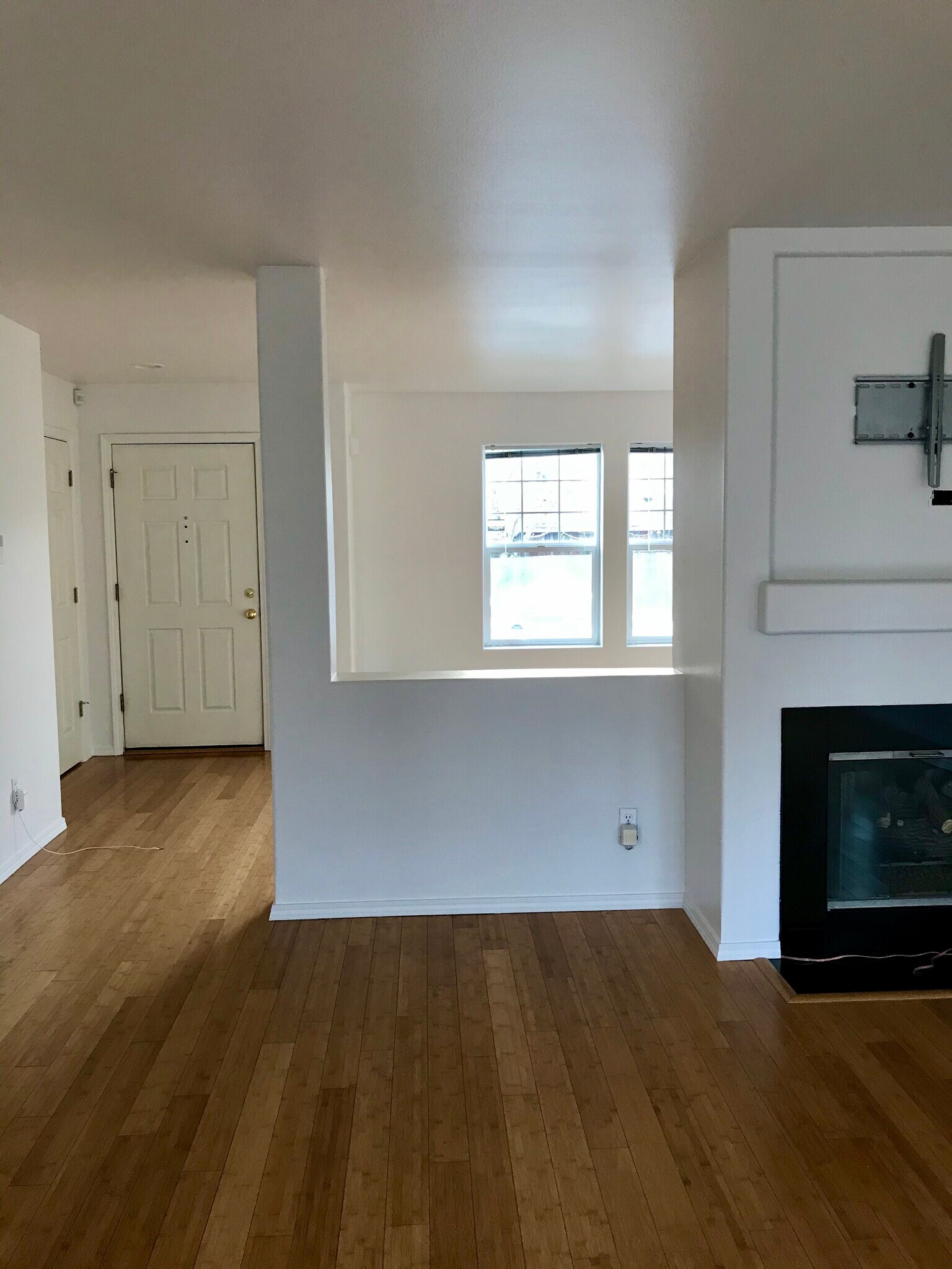 Open floor plan with new upgraded paint - 1552 SE Ripplewood Ave