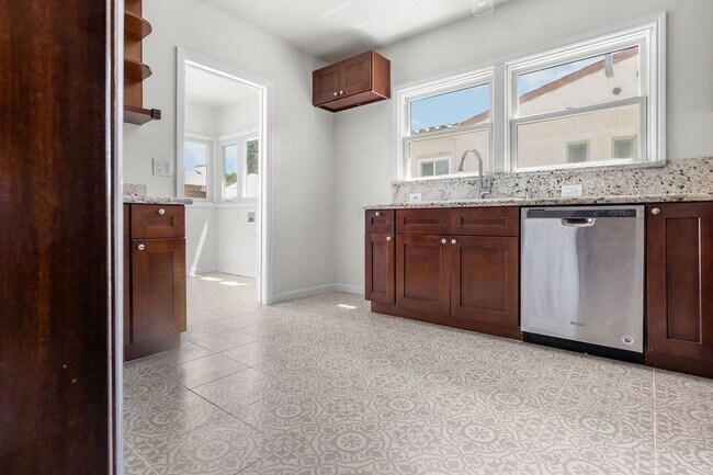 Building Photo - Wood Street Charmer - 3 Bed / 2 bath (Front House)