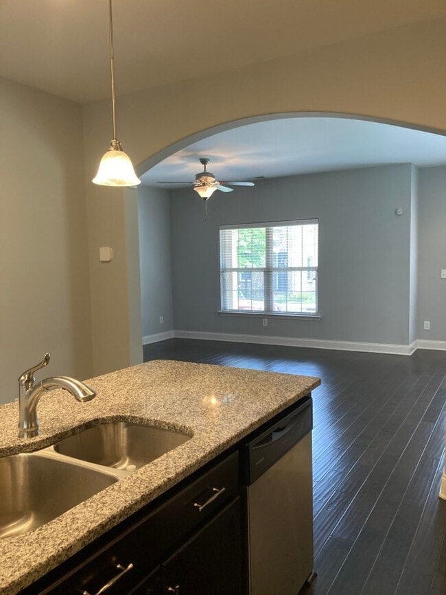 Building Photo - End Unit Condo in Shadow Green of Franklin