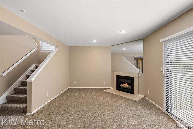 Building Photo - 5652 Drake Hollow Dr E