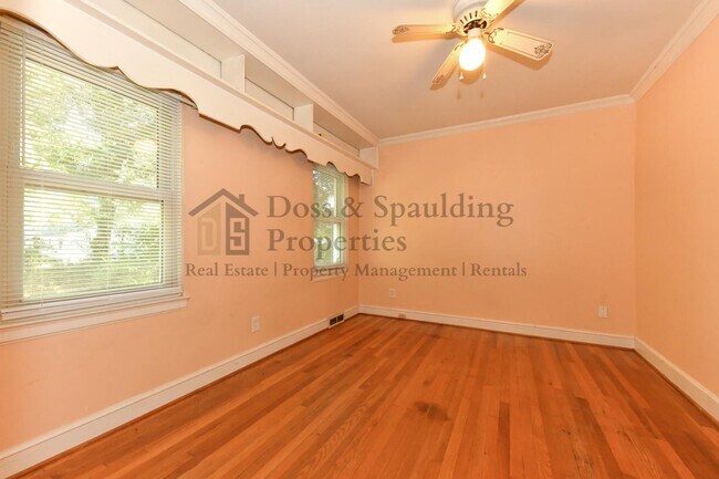 Building Photo - 1802 W Friendly Ave