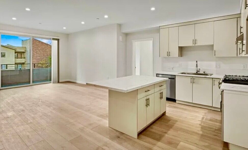 Building Photo - 439 Oak St