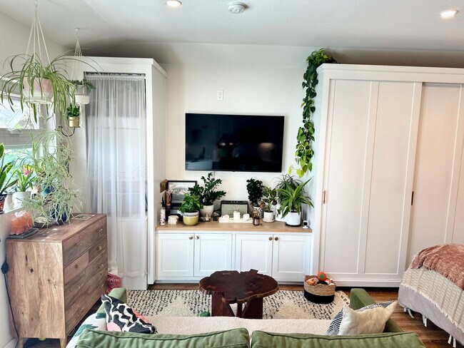 Primary Photo - 2933 Midvale Ave