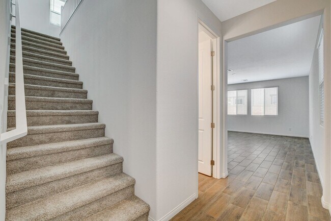 Building Photo - Newly built Home, gated