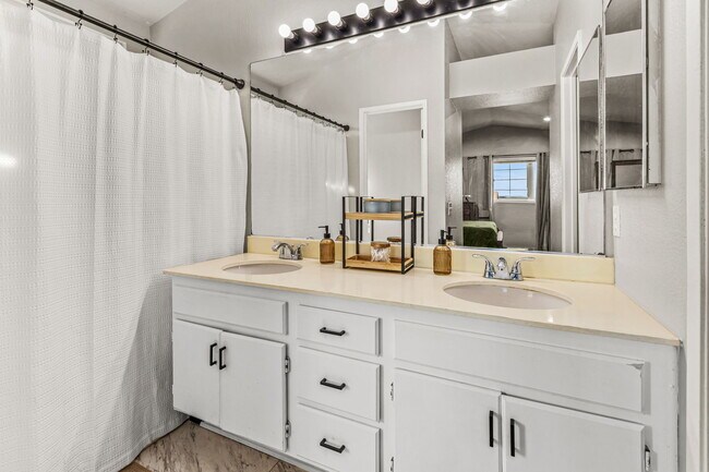 Building Photo - 44570 Johnston Dr