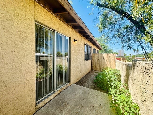 Building Photo - Alamo1185