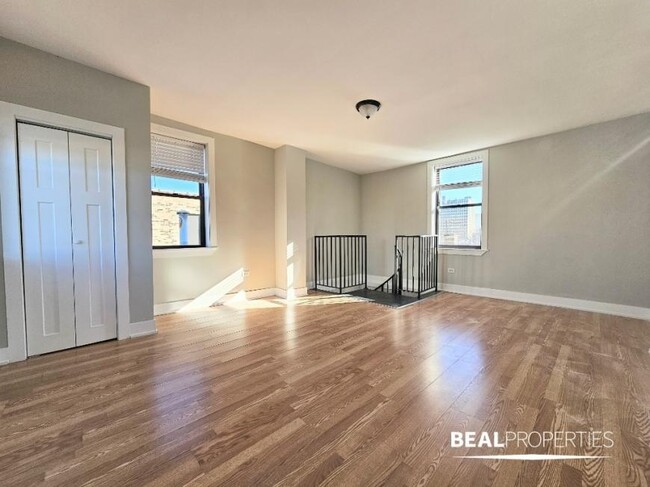 Building Photo - 3 bedroom in CHICAGO IL 60657
