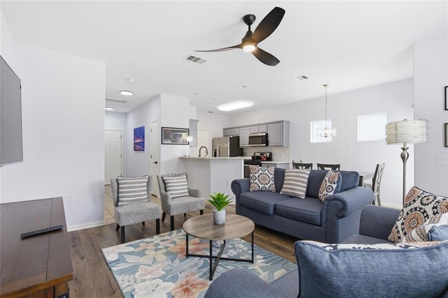 Building Photo - 7510 Lazy Creek Dr