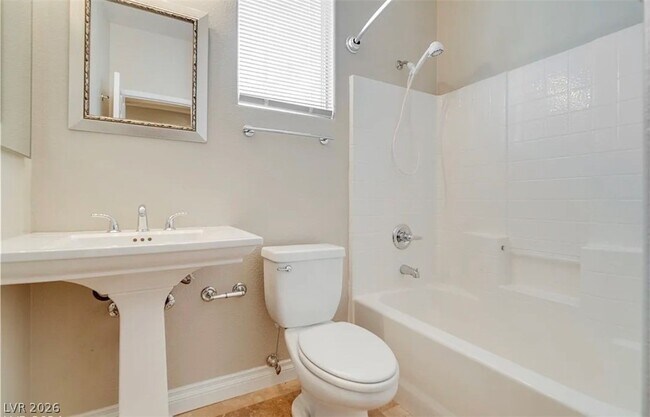 Building Photo - 2406 Paveene Ave