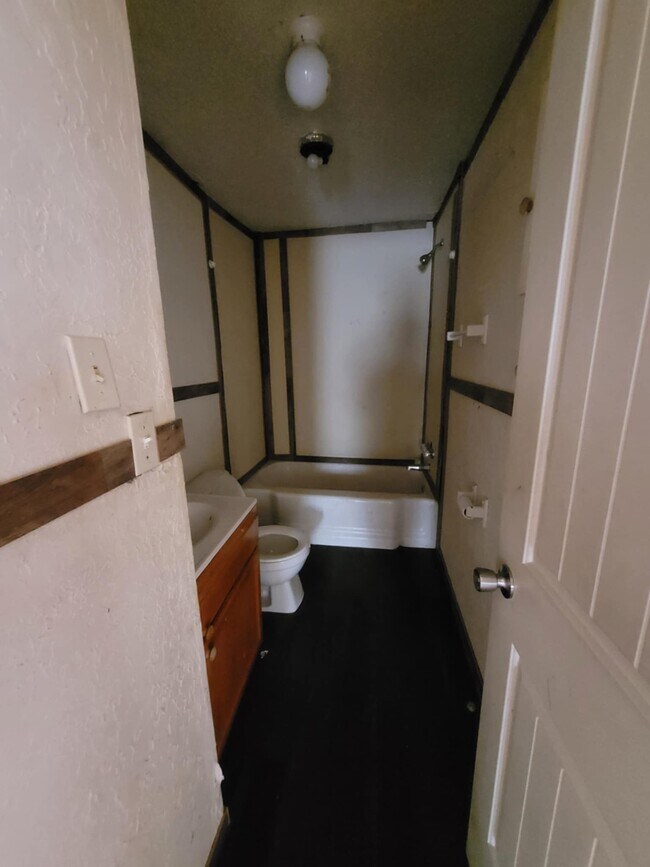 Building Photo - 309 W Chestnut Ave