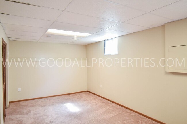 Building Photo - 3 Bedroom, 1.5 Bath Home in West Des Moines