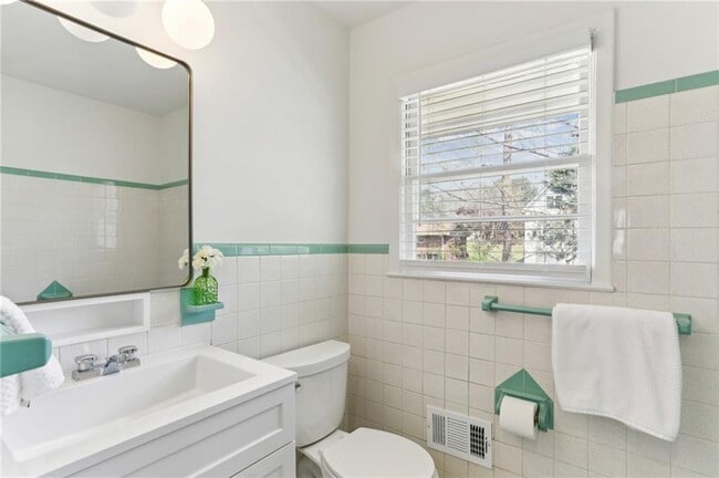 Building Photo - 2888 Bonanza Dr