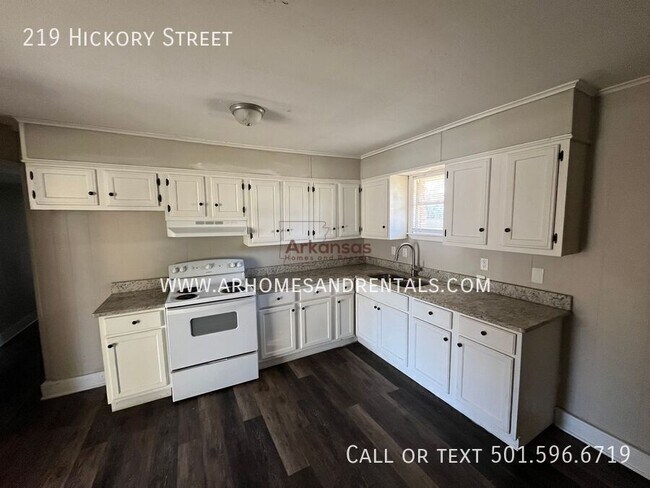 Building Photo - 219 Hickory St