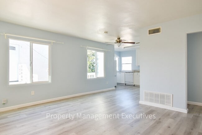 Building Photo - 2 Bedroom, 1 Bath Duplex Unit near Beach