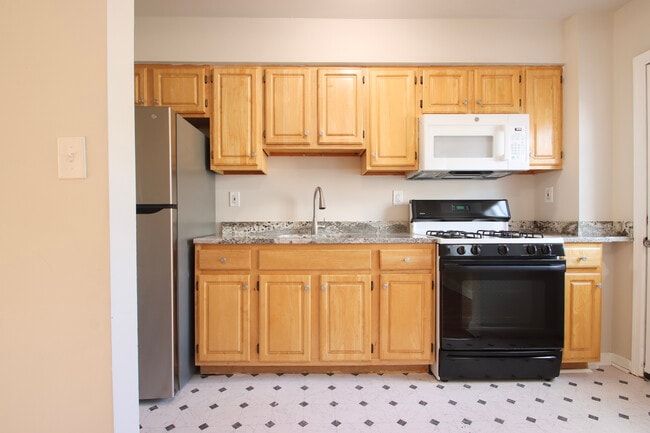 Building Photo - 6816 Eastbrook Ave