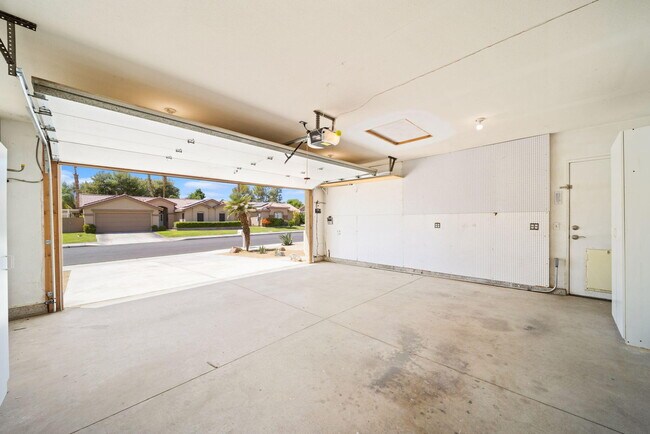 Building Photo - 37762 Drexell Dr