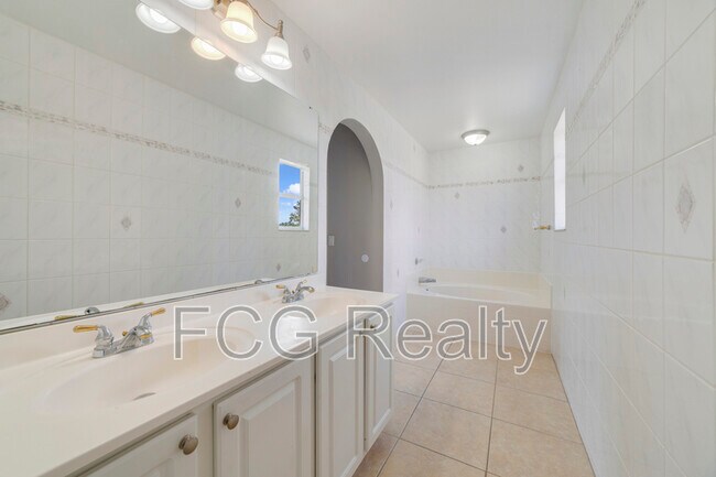 Building Photo - 3170 Santa Cruz Dr