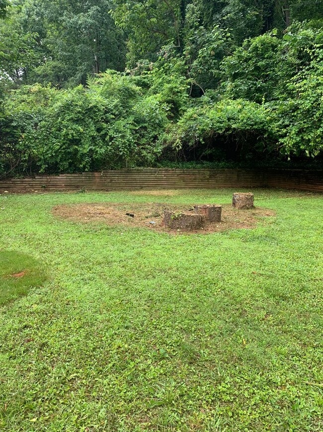 Building Photo - Tons of space and room to entertain!!