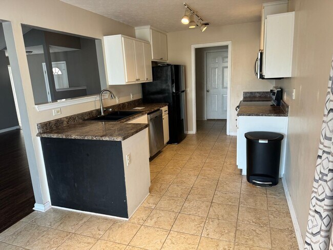 Building Photo - 4 Bed 2 Bath