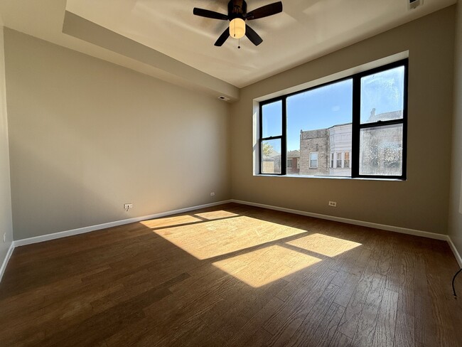 Building Photo - 556 W 37th St