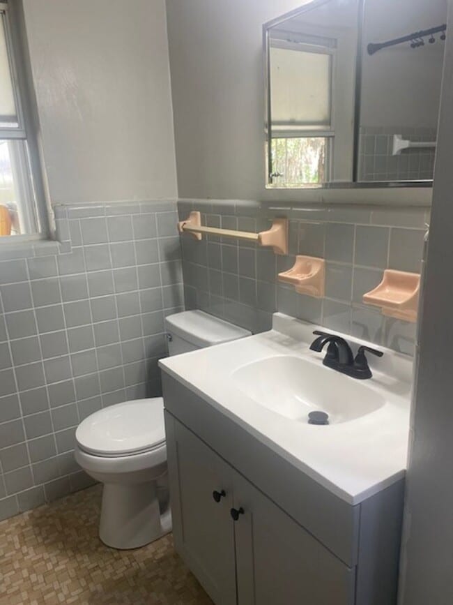 Building Photo - 3 Bed 1 Bath Home | Pet Friendly | Large F...