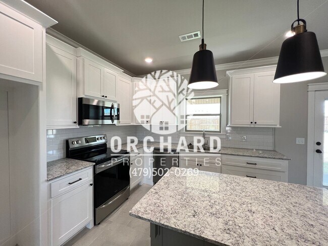 Building Photo - Single Family Home - Open-Concept Cedarwoo...