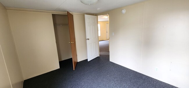 Building Photo - Available now, three bed two full bath sin...