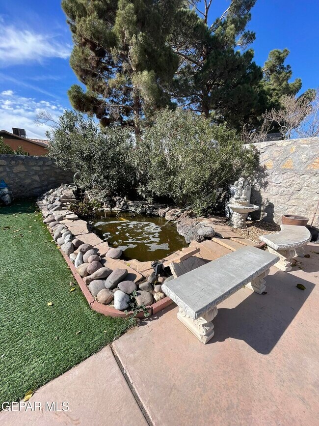 Building Photo - 10024 Fenway Dr