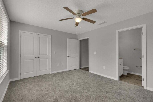 Building Photo - "Charming 2-Bedroom Townhouse with 2.5 Bat...