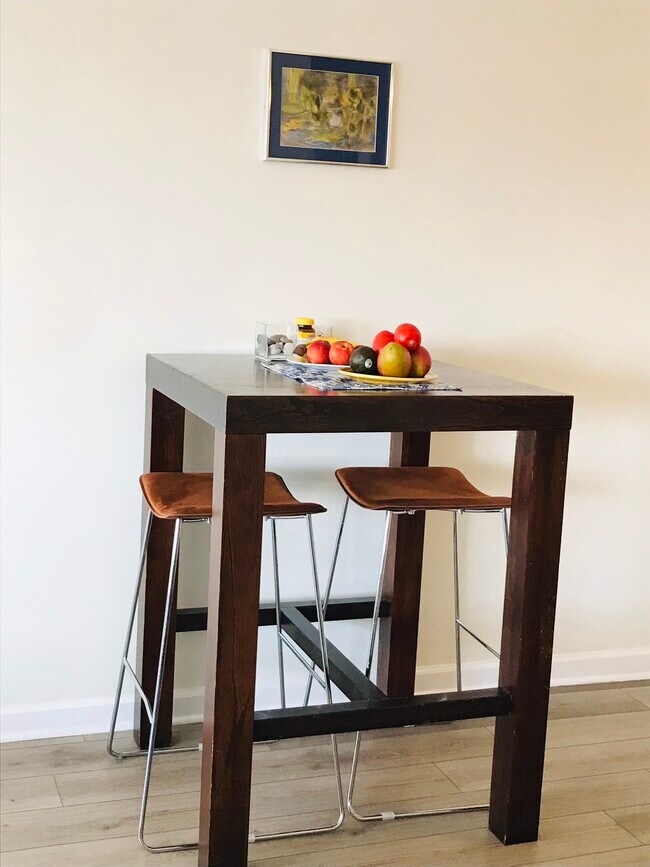 Eat in kitchen space - 5701 N Sheridan Rd