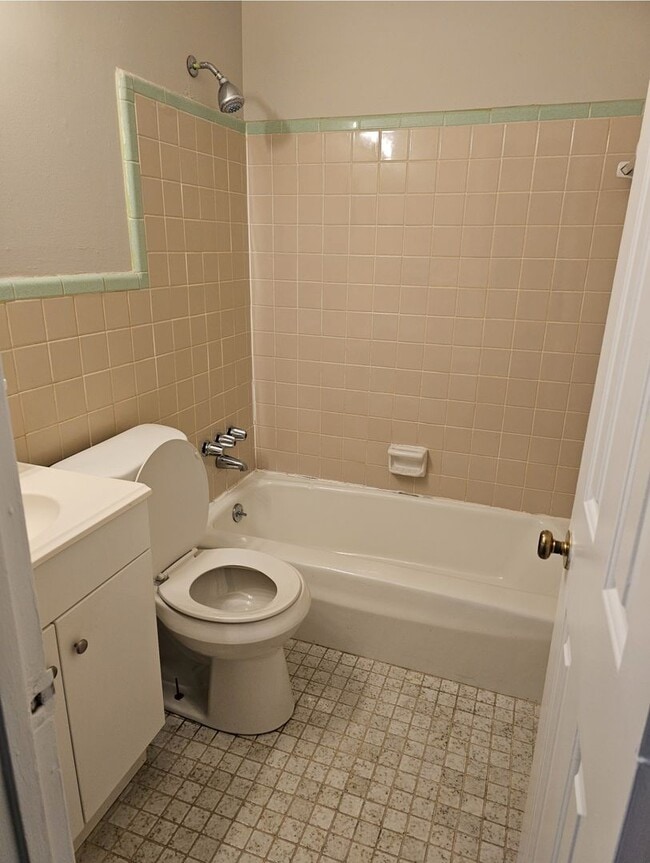 Building Photo - Newly renovated 2 bedroom, 1 bath duplex i...