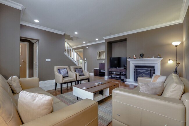 Building Photo - UPGRADED HOME WITH POPULAR FLOOR PLAN ELEG...