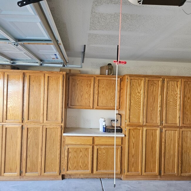 Building Photo - Solar home for Rent!