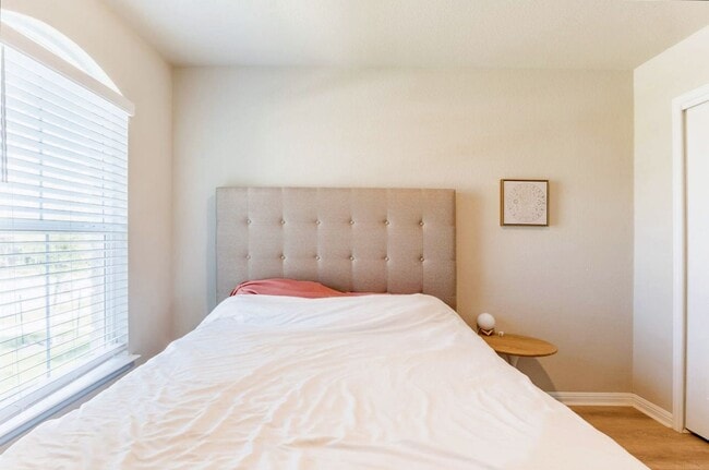 Building Photo - Spacious 4-Bedroom, 2-Bathroom Single Family Home in Austin!