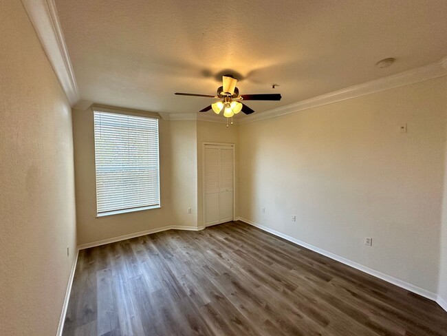 Building Photo - Recently Renovated 2BR/2BA Third Floor Uni...