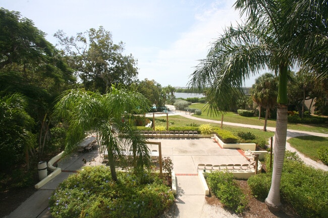 Building Photo - 1636 Brookhouse Dr