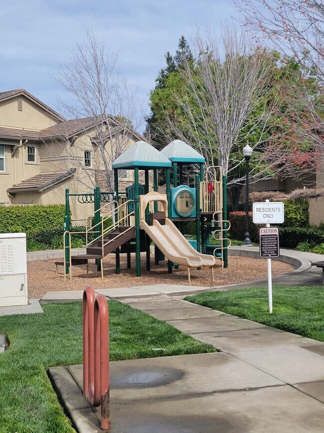 Building Photo - Adorable 3 bedroom 2.5 Bath Condo