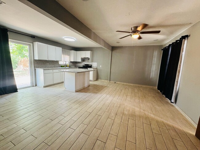 Building Photo - 112 Mirasol Dr
