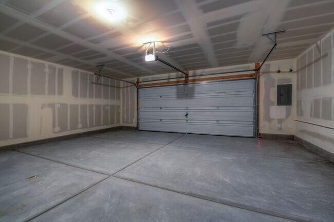 Building Photo - Newer Townhome - 3 Bedrooms + 2 Car Garage - E Craig & Nellis