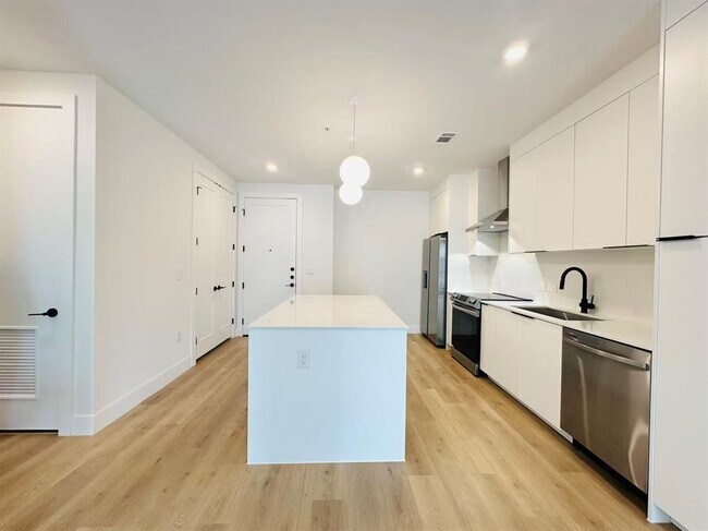 Building Photo - 1701 Simond Ave