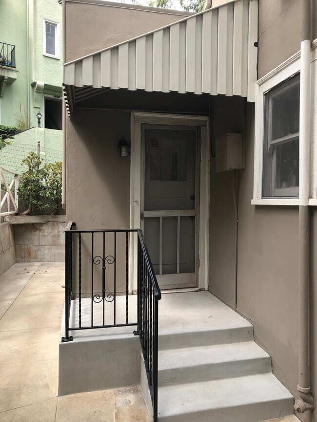 Building Photo - 870 N Occidental Blvd