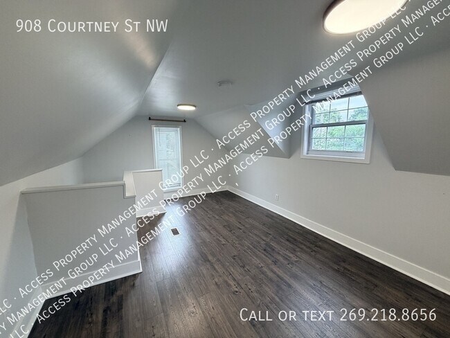 Building Photo - 908 Courtney St NW