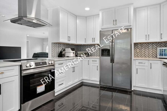 Building Photo - 614 Merioneth Dr NE