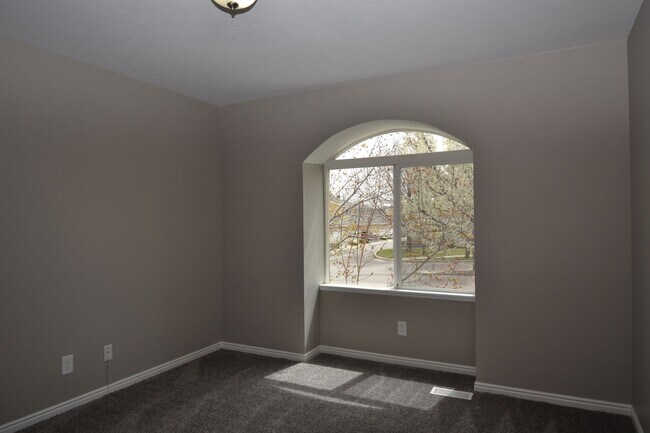 Building Photo - Beautiful 4 Bed 2.5 Bath Townhome in West Jordan!!!