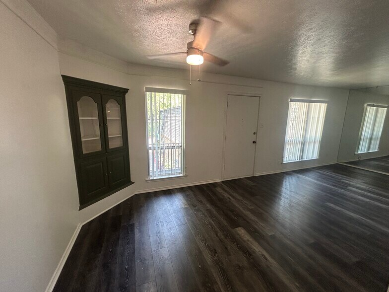Building Photo - 5014 Les Chateaux Dr